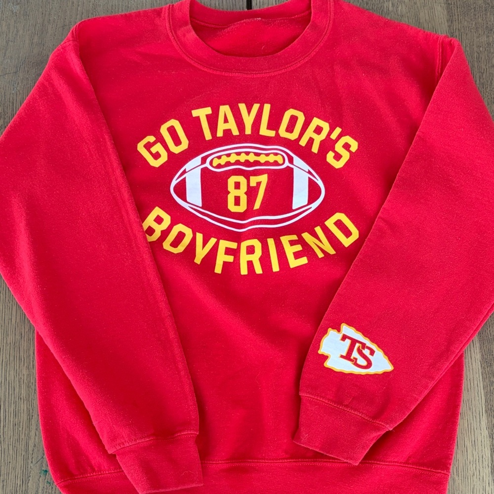 Go Taylors boyfriend Red Graphic Sweatshirt small